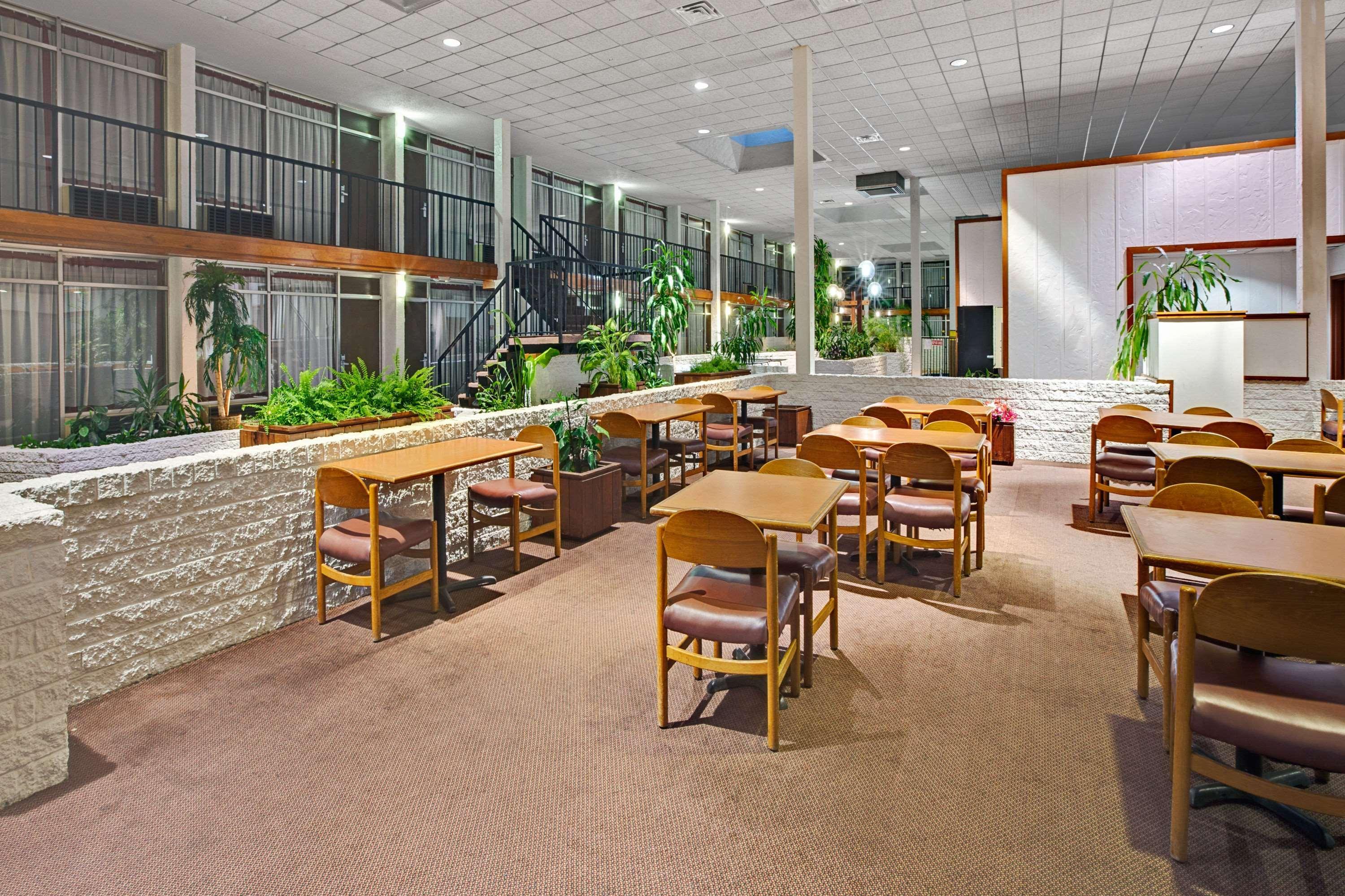 Super 8 By Wyndham Norman Hotel Exterior foto